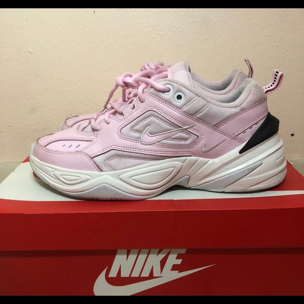 Pink Nike teknos
